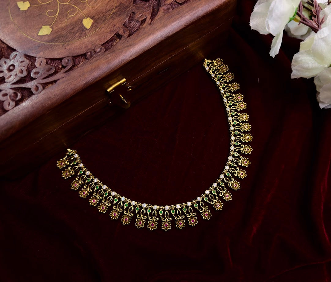Pushpa Simple Short Necklace